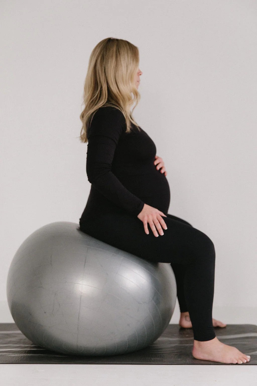 Exercise Ball Birthing Ball 65 cm Stability Balance Yoga Ball for Birthing & Physical Therapy with Quick Pump Stomach